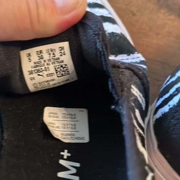 Womens Puma back an white slip on sneakers. - Picture 6 of 6